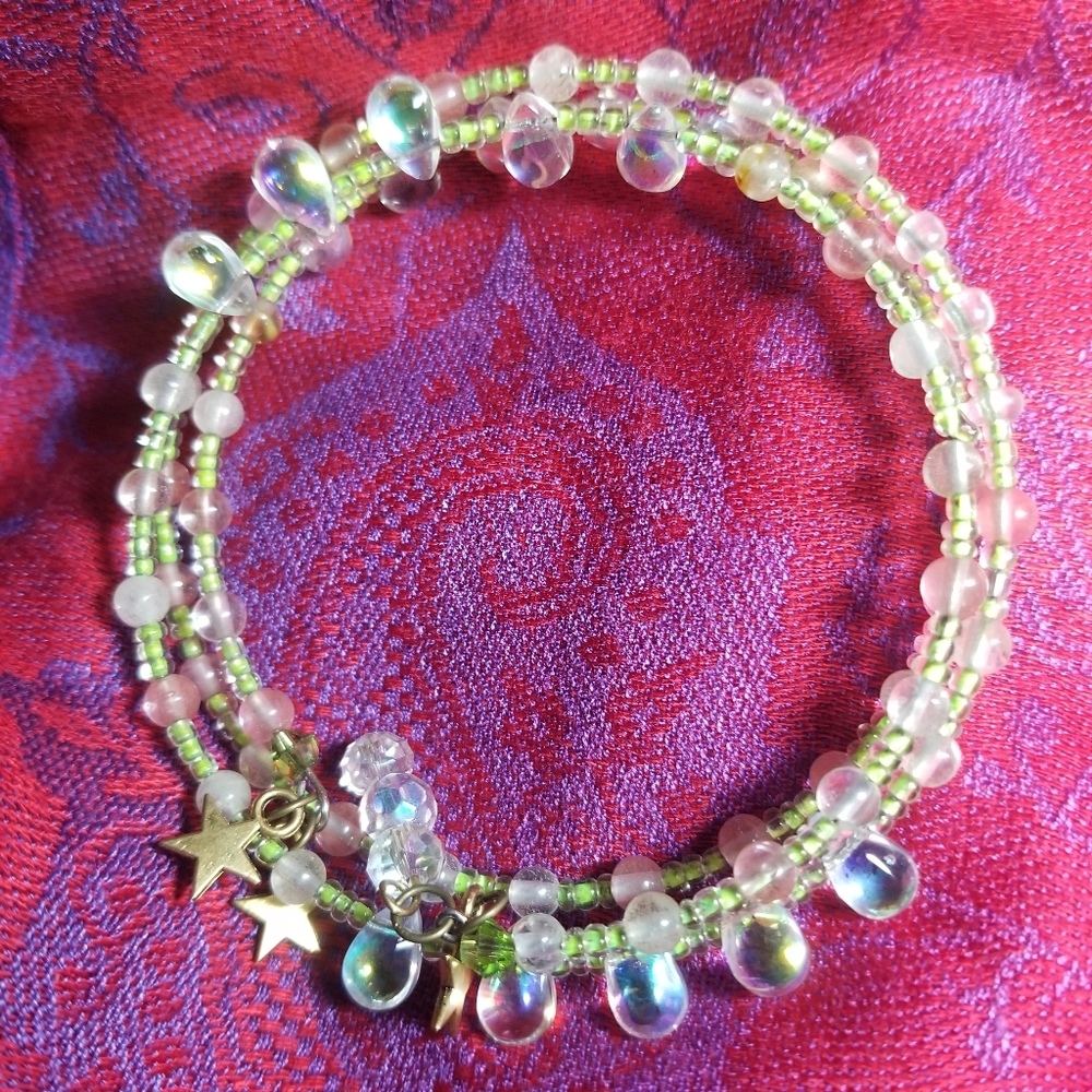 Handmade teardrop beaded bracelet green white